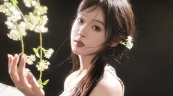 古风旗袍装美女手拿油纸白伞袅袅婷婷桌面壁纸