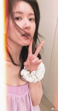 赵露思晒居家生活自拍美照，紫色的肩带睡裙加玩偶，可爱满满，网友直呼漂亮