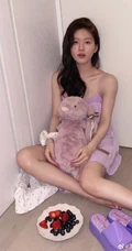 赵露思晒居家生活自拍美照，紫色的肩带睡裙加玩偶，可爱满满，网友直呼漂亮