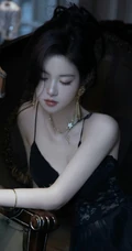心动的感觉，往往就是一瞬间，穿着蕾丝肩带睡裙的气质女人居家复古写真套图