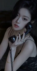 心动的感觉，往往就是一瞬间，穿着蕾丝肩带睡裙的气质女人居家复古写真套图