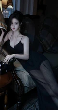 心动的感觉，往往就是一瞬间，穿着蕾丝肩带睡裙的气质女人居家复古写真套图