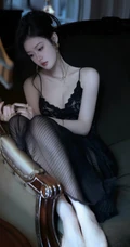 心动的感觉，往往就是一瞬间，穿着蕾丝肩带睡裙的气质女人居家复古写真套图