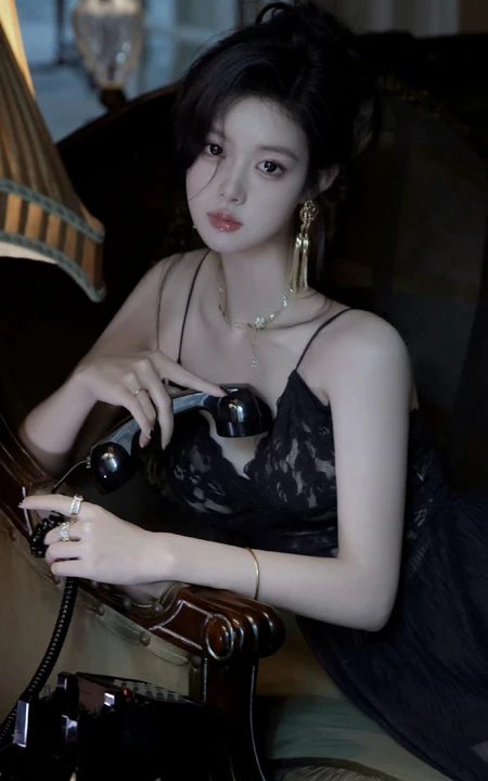 心动的感觉，往往就是一瞬间，穿着蕾丝肩带睡裙的气质女人居家复古写真套图