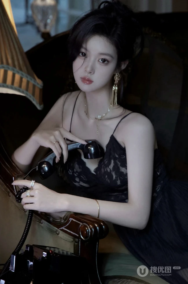 心动的感觉，往往就是一瞬间，穿着蕾丝肩带睡裙的气质女人居家复古写真套图