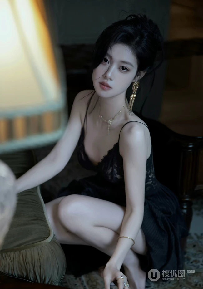 心动的感觉，往往就是一瞬间，穿着蕾丝肩带睡裙的气质女人居家复古写真套图