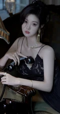 心动的感觉，往往就是一瞬间，穿着蕾丝肩带睡裙的气质女人居家复古写真套图