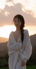 伴着夕阳舞动的美丽女孩，只披着白裙的简约装裸身女生户外摄影艺术美图