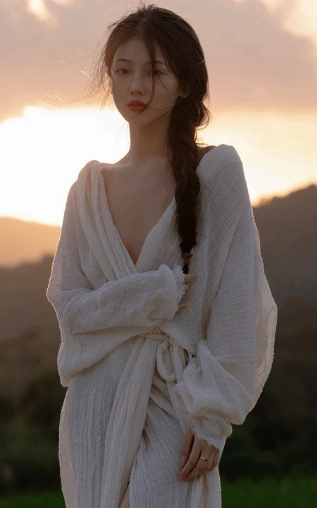 伴着夕阳舞动的美丽女孩，只披着白裙的简约装裸身女生户外摄影艺术美图