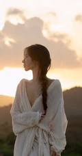 伴着夕阳舞动的美丽女孩，只披着白裙的简约装裸身女生户外摄影艺术美图