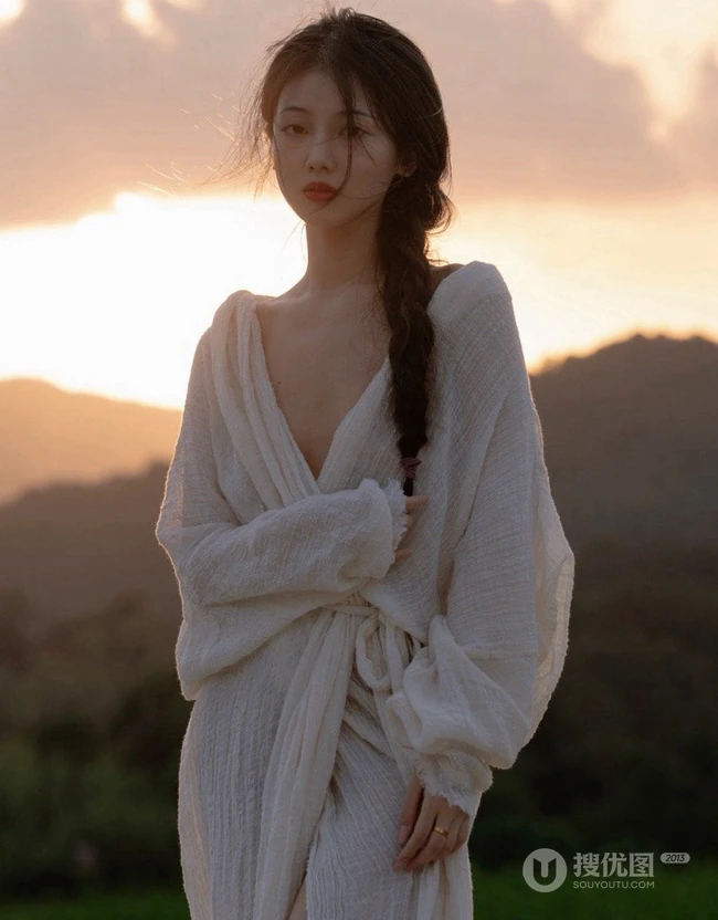 伴着夕阳舞动的美丽女孩，只披着白裙的简约装裸身女生户外摄影艺术美图
