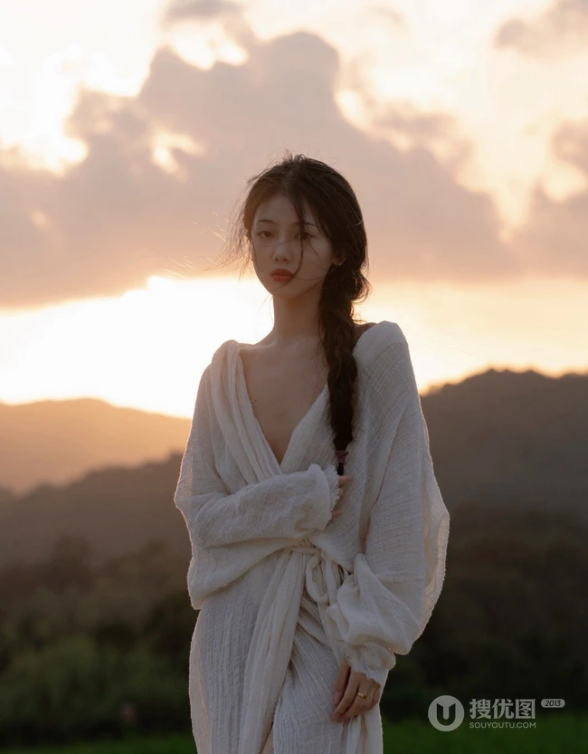 伴着夕阳舞动的美丽女孩，只披着白裙的简约装裸身女生户外摄影艺术美图
