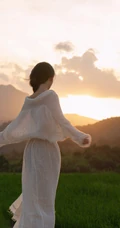 伴着夕阳舞动的美丽女孩，只披着白裙的简约装裸身女生户外摄影艺术美图