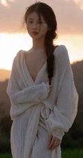 伴着夕阳舞动的美丽女孩，只披着白裙的简约装裸身女生户外摄影艺术美图
