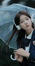 轻风细雨，享受一个人的清新和音乐，撑伞行走在阴雨中的女孩漫步绿荫树下摄影美图