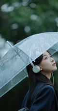 轻风细雨，享受一个人的清新和音乐，撑伞行走在阴雨中的女孩漫步绿荫树下摄影美图
