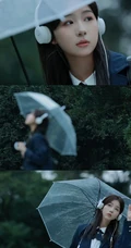 轻风细雨，享受一个人的清新和音乐，撑伞行走在阴雨中的女孩漫步绿荫树下摄影美图