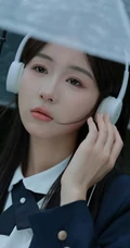 轻风细雨，享受一个人的清新和音乐，撑伞行走在阴雨中的女孩漫步绿荫树下摄影美图