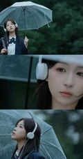 轻风细雨，享受一个人的清新和音乐，撑伞行走在阴雨中的女孩漫步绿荫树下摄影美图