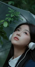 轻风细雨，享受一个人的清新和音乐，撑伞行走在阴雨中的女孩漫步绿荫树下摄影美图