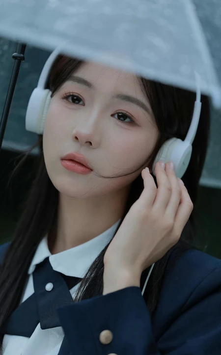 轻风细雨，享受一个人的清新和音乐，撑伞行走在阴雨中的女孩漫步绿荫树下摄影美图