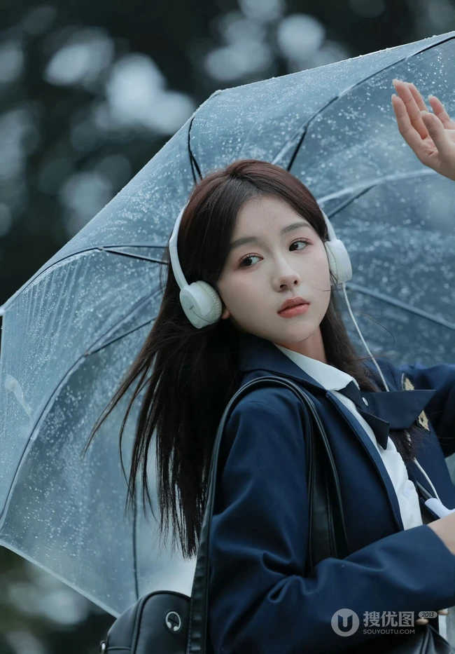 轻风细雨，享受一个人的清新和音乐，撑伞行走在阴雨中的女孩漫步绿荫树下摄影美图