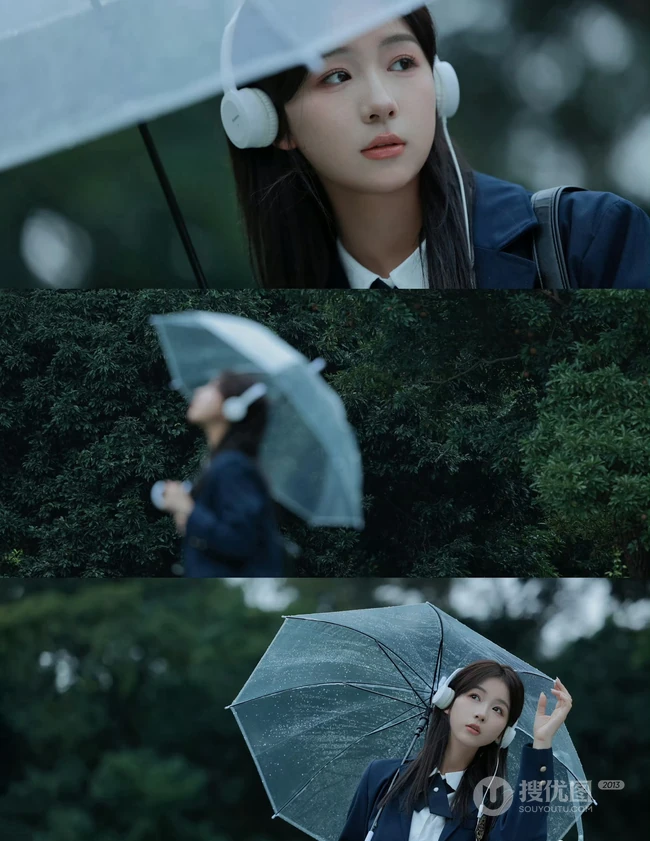 轻风细雨，享受一个人的清新和音乐，撑伞行走在阴雨中的女孩漫步绿荫树下摄影美图