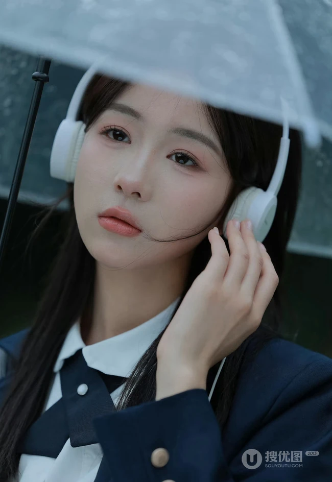 轻风细雨，享受一个人的清新和音乐，撑伞行走在阴雨中的女孩漫步绿荫树下摄影美图