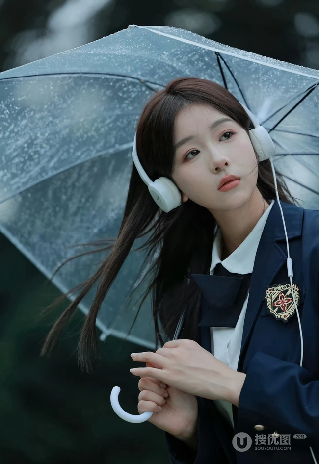 轻风细雨，享受一个人的清新和音乐，撑伞行走在阴雨中的女孩漫步绿荫树下摄影美图