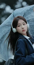 轻风细雨，享受一个人的清新和音乐，撑伞行走在阴雨中的女孩漫步绿荫树下摄影美图