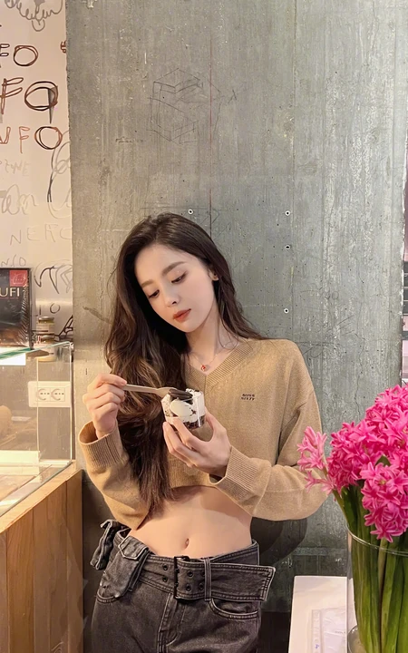 性感的古力娜扎，穿着露脐装，牛仔长裤吃巧克力冰淇淋的古力娜扎美图壁纸