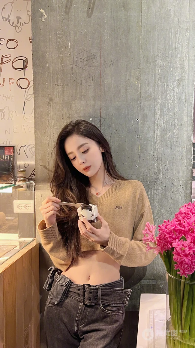 性感的古力娜扎，穿着露脐装，牛仔长裤吃巧克力冰淇淋的古力娜扎美图壁纸