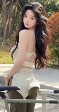 梨型身材的女孩，街拍紧身穿搭的青春少女骑自行车感受春天自拍美照