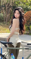 梨型身材的女孩，街拍紧身穿搭的青春少女骑自行车感受春天自拍美照