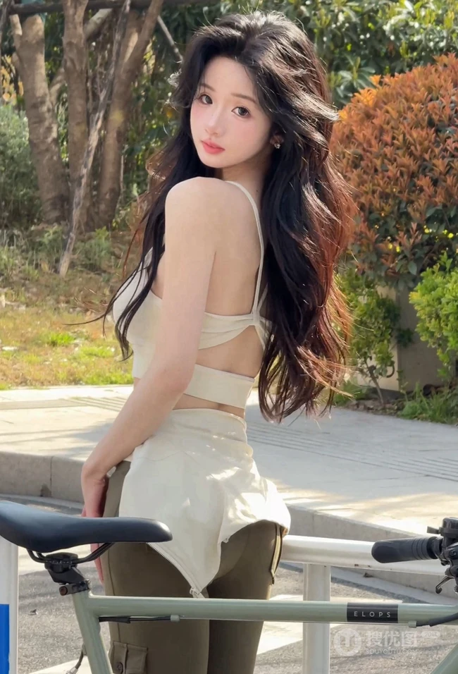 梨型身材的女孩，街拍紧身穿搭的青春少女骑自行车感受春天自拍美照