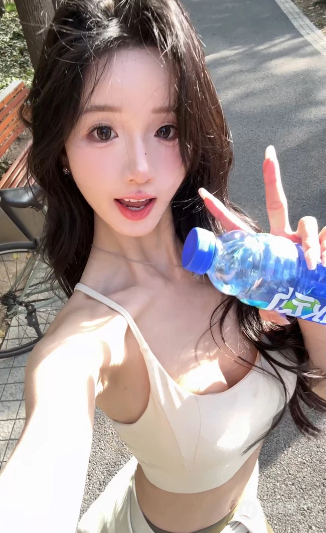 梨型身材的女孩，街拍紧身穿搭的青春少女骑自行车感受春天自拍美照