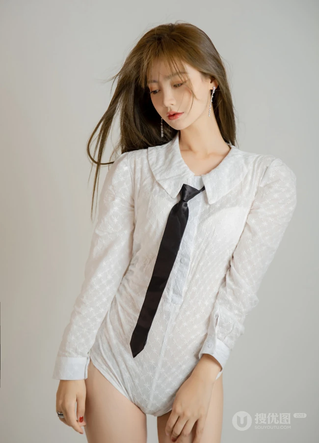 遇见最好的自己，身着白色紧身连体衣的魅力女生个人肖像写真私拍美照