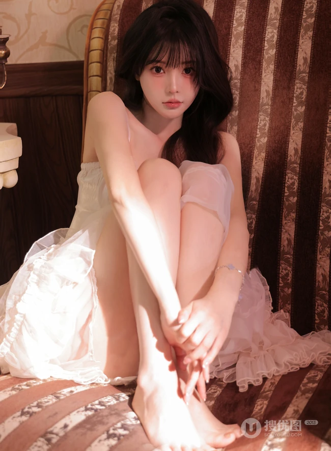 心动的感觉，从见到的那一刻发现，白皙浅粉裙装女生气质室内写真套图