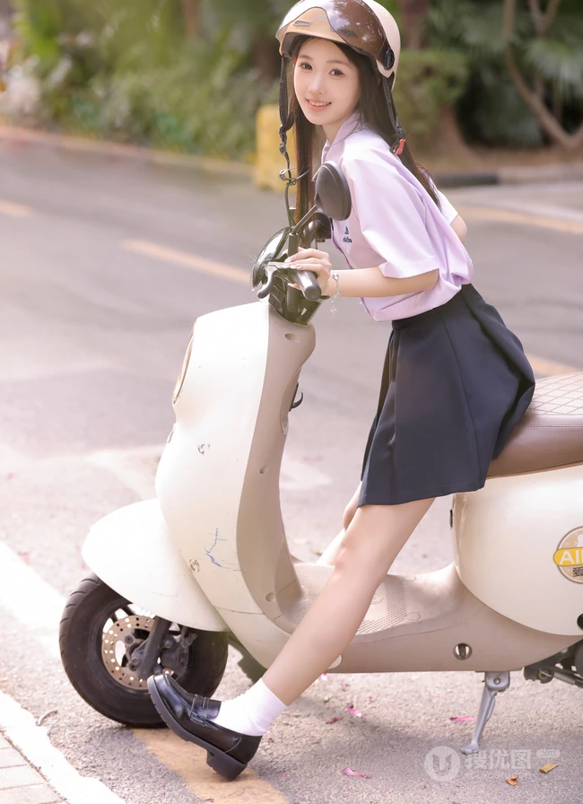 少女的校园时光，骑电动摩托车的长发秀气清新学妹街拍美照图集