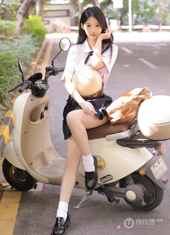 少女的校园时光，骑电动摩托车的长发秀气清新学妹街拍美照图集