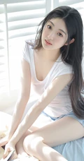 优雅身形&ldquo;小腰精&rdquo;，漂亮有气质的长发女生紧身白衣牛仔短裤居家超美室内写真套图