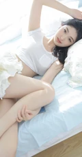 优雅身形&ldquo;小腰精&rdquo;，漂亮有气质的长发女生紧身白衣牛仔短裤居家超美室内写真套图