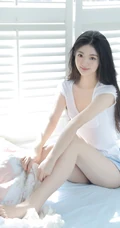 优雅身形&ldquo;小腰精&rdquo;，漂亮有气质的长发女生紧身白衣牛仔短裤居家超美室内写真套图
