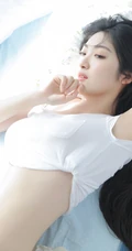 优雅身形&ldquo;小腰精&rdquo;，漂亮有气质的长发女生紧身白衣牛仔短裤居家超美室内写真套图
