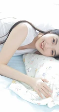 优雅身形&ldquo;小腰精&rdquo;，漂亮有气质的长发女生紧身白衣牛仔短裤居家超美室内写真套图