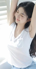 优雅身形&ldquo;小腰精&rdquo;，漂亮有气质的长发女生紧身白衣牛仔短裤居家超美室内写真套图