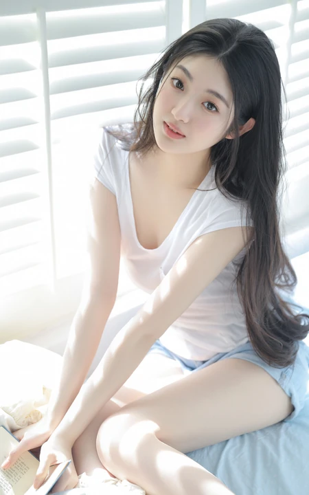 优雅身形&ldquo;小腰精&rdquo;，漂亮有气质的长发女生紧身白衣牛仔短裤居家超美室内写真套图