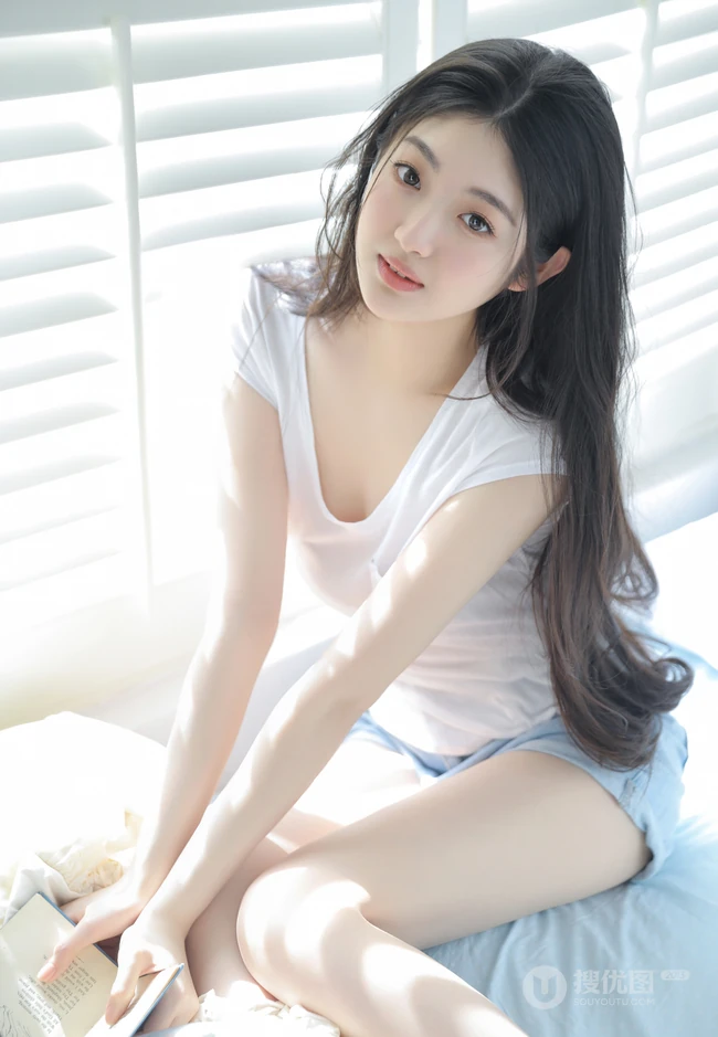 优雅身形&ldquo;小腰精&rdquo;，漂亮有气质的长发女生紧身白衣牛仔短裤居家超美室内写真套图