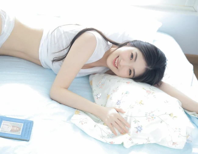 优雅身形&ldquo;小腰精&rdquo;，漂亮有气质的长发女生紧身白衣牛仔短裤居家超美室内写真套图