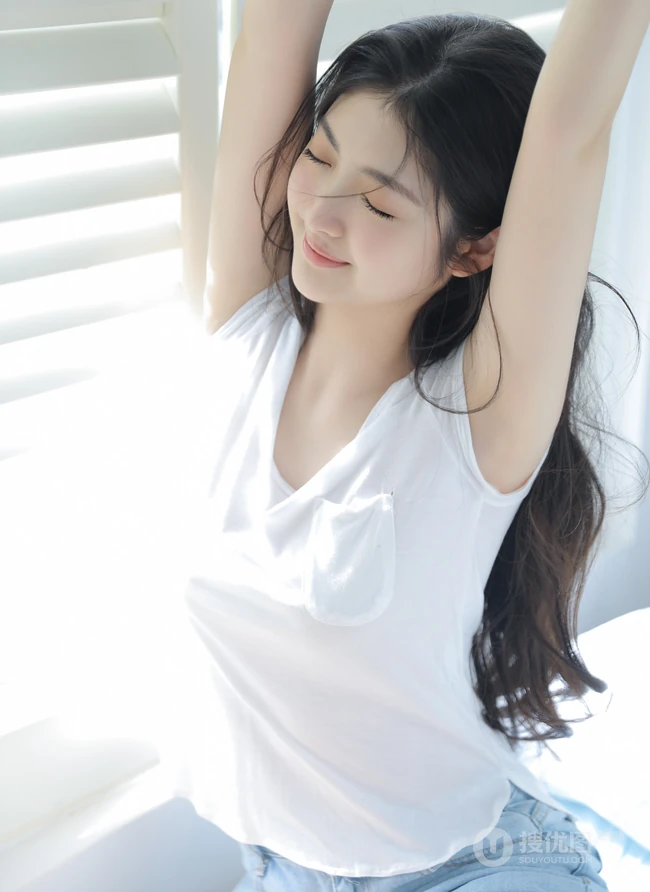 优雅身形&ldquo;小腰精&rdquo;，漂亮有气质的长发女生紧身白衣牛仔短裤居家超美室内写真套图